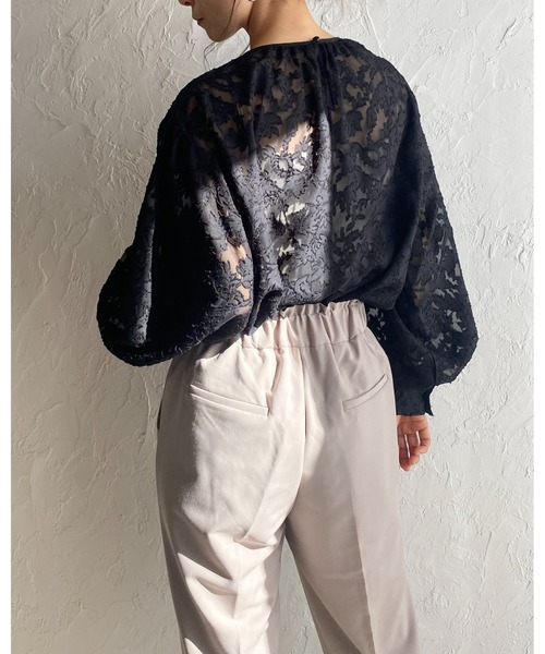 She's Closet(シーズクローゼット)の「ボリュームスリーブ長袖花柄シアージャガードブラウス(シャツ/ブラウス・レディース・アイボリー/ブラック/パープル・FREE)」の16枚目の写真