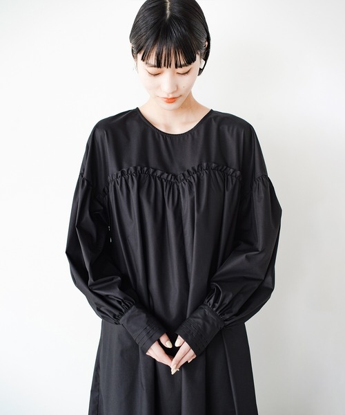 haco!(ハコ)の「初めましてもありがとうも、手を組むたびにハートができて気持ち伝わる!胸もとフリルがハートのカーブなワンピース haco! FACTORY with ah(attach heart)!(ワンピース・レディース・ブラック/ミント・SMALL/MEDIUM/LARGE/X-LARGE)」の5枚目の写真
