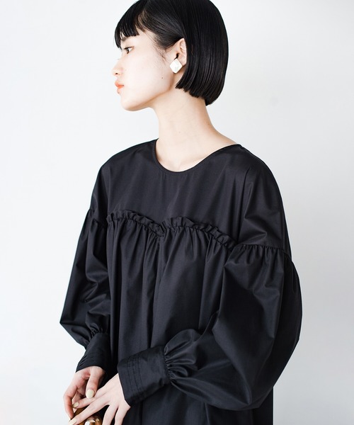 haco!(ハコ)の「初めましてもありがとうも、手を組むたびにハートができて気持ち伝わる!胸もとフリルがハートのカーブなワンピース haco! FACTORY with ah(attach heart)!(ワンピース・レディース・ブラック/ミント・SMALL/MEDIUM/LARGE/X-LARGE)」の7枚目の写真