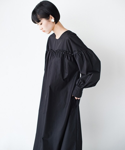 haco!(ハコ)の「初めましてもありがとうも、手を組むたびにハートができて気持ち伝わる!胸もとフリルがハートのカーブなワンピース haco! FACTORY with ah(attach heart)!(ワンピース・レディース・ブラック/ミント・SMALL/MEDIUM/LARGE/X-LARGE)」の8枚目の写真