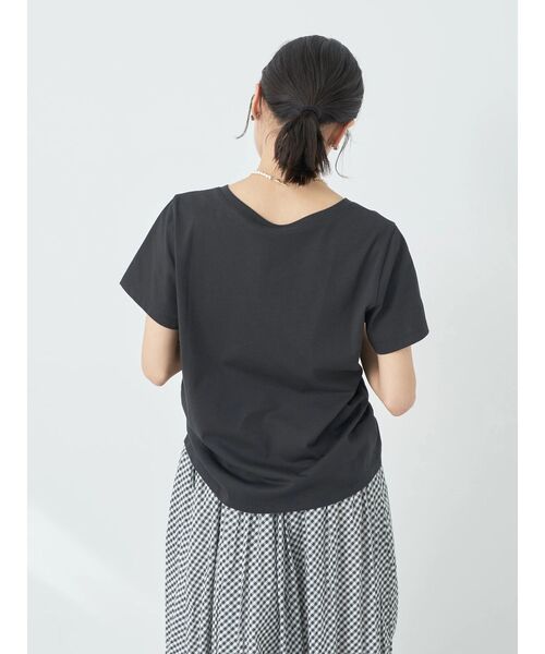 earth music&ecology(アースミュージックアンドエコロジー)の「VネックTシャツ(汗じみ防止)(Tシャツ/カットソー・レディース・グリーン/ネイビー/ブラック/オフホワイト・S/M)」の5枚目の写真