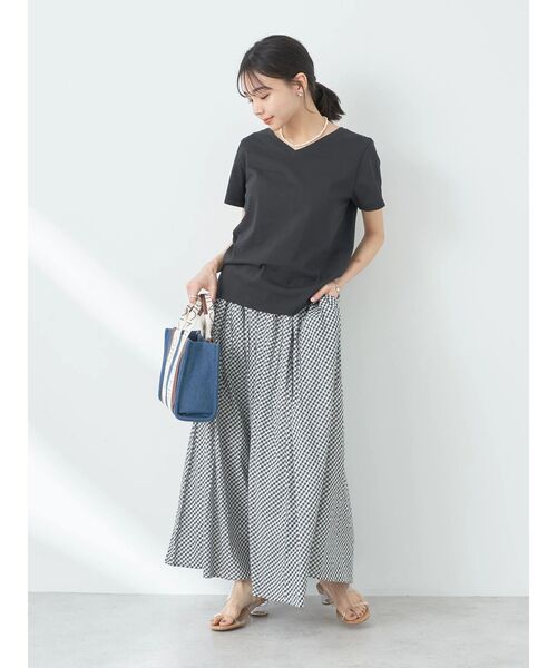 earth music&ecology(アースミュージックアンドエコロジー)の「VネックTシャツ(汗じみ防止)(Tシャツ/カットソー・レディース・グリーン/ネイビー/ブラック/オフホワイト・S/M)」の7枚目の写真