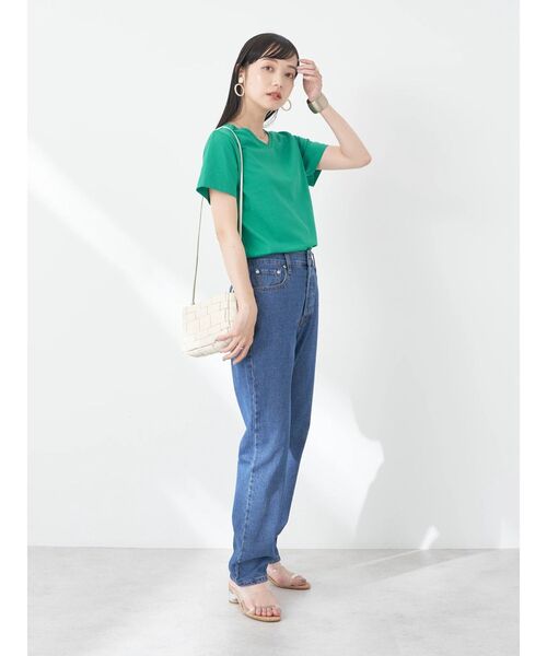 earth music&ecology(アースミュージックアンドエコロジー)の「VネックTシャツ(汗じみ防止)(Tシャツ/カットソー・レディース・グリーン/ネイビー/ブラック/オフホワイト・S/M)」の13枚目の写真