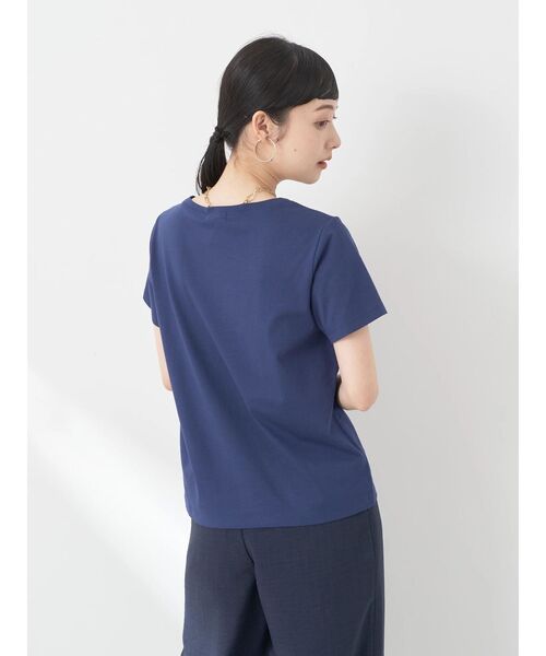 earth music&ecology(アースミュージックアンドエコロジー)の「VネックTシャツ(汗じみ防止)(Tシャツ/カットソー・レディース・グリーン/ネイビー/ブラック/オフホワイト・S/M)」の17枚目の写真