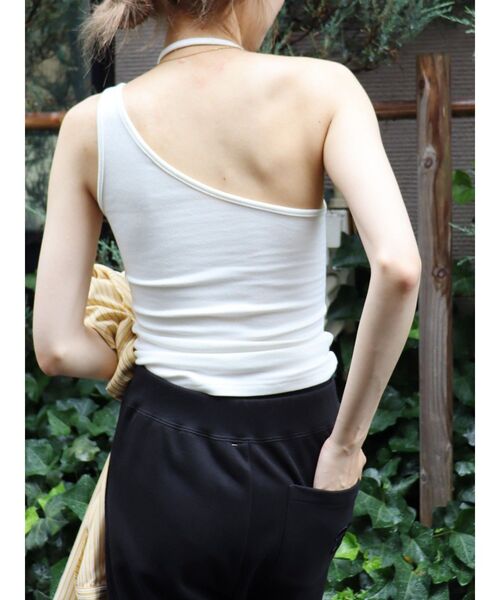 EVRIS（エヴリス）の「ワンショルダーカットアウトキャミソール（キャミソール・レディース・ホワイト/ブラック/ブルー・FREE）」の11枚目の写真