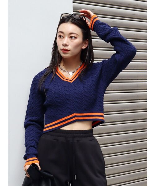 EVRIS（エヴリス）の「ショートケーブルニットトップス（ニット/セーター・レディース・ブラック/ネイビー・FREE）」の2枚目の写真