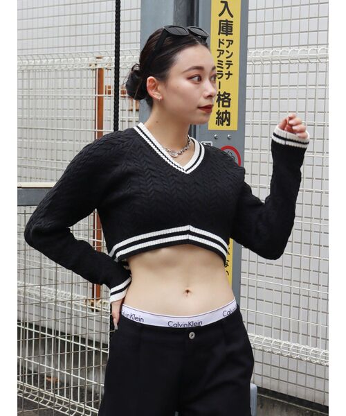 EVRIS（エヴリス）の「ショートケーブルニットトップス（ニット/セーター・レディース・ブラック/ネイビー・FREE）」の10枚目の写真