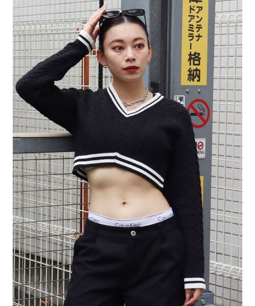 EVRIS（エヴリス）の「ショートケーブルニットトップス（ニット/セーター・レディース・ブラック/ネイビー・FREE）」の11枚目の写真