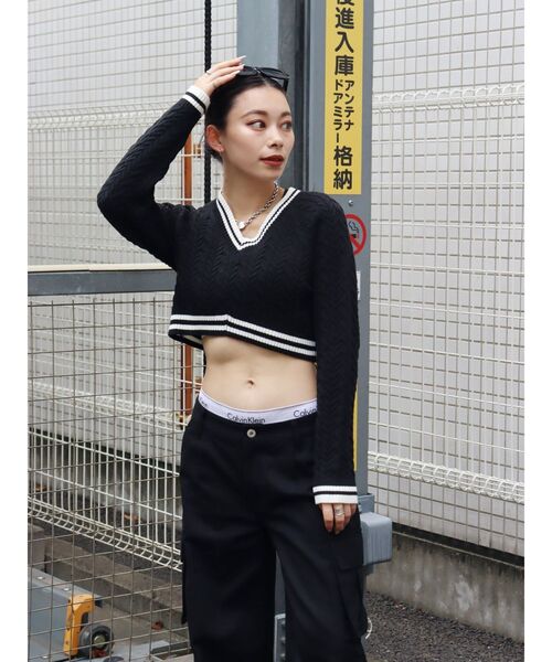 EVRIS（エヴリス）の「ショートケーブルニットトップス（ニット/セーター・レディース・ブラック/ネイビー・FREE）」の13枚目の写真