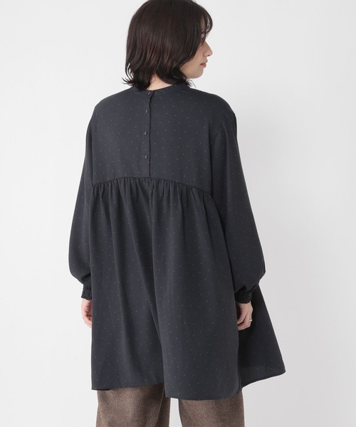 studio CLIP(スタディオクリップ)の「切替えギャザードットブラウス(シャツ/ブラウス・レディース・ブラック/ネイビー/ブラウン・FREE)」の9枚目の写真