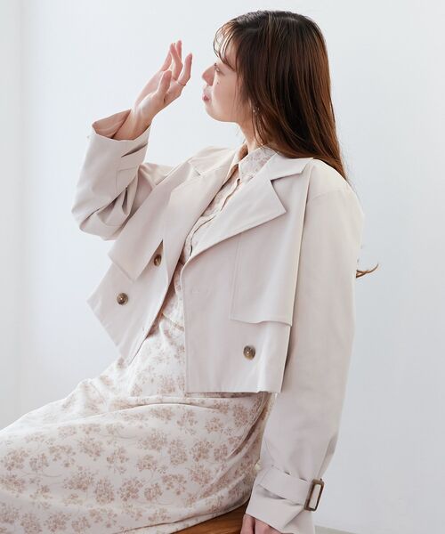 MAJESTIC LEGON(マジェスティックレゴン)の「ショートトレンチコート(トレンチコート・レディース・アイボリー/ベージュ・MEDIUM/SMALL)」の12枚目の写真