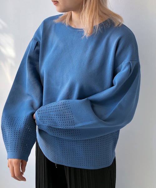 AS KNOW AS plus（アズノゥアズプラス）の「◎バルーン袖 アイレットニット プルオーバー（ニット/セーター・レディース・オフホワイト/グレー/ブルー/ブラック・FREE）」の4枚目の写真
