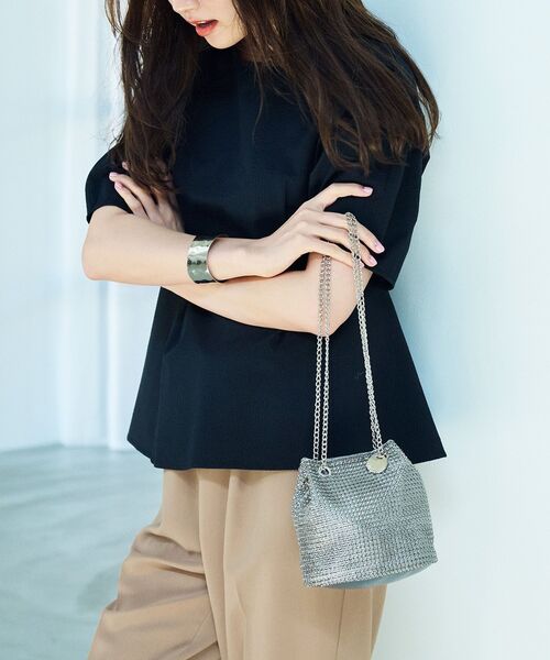 OPAQUE.CLIP(オペークドットクリップ)の「◆《新色追加》シャイニー巾着ショルダーバッグ【軽量/2WAY】(ショルダーバッグ・レディース・ブラック/グレー/ホワイト系3/ゴールド系その他/チャコール/ブラック系/ピンク系1・00)」の8枚目の写真