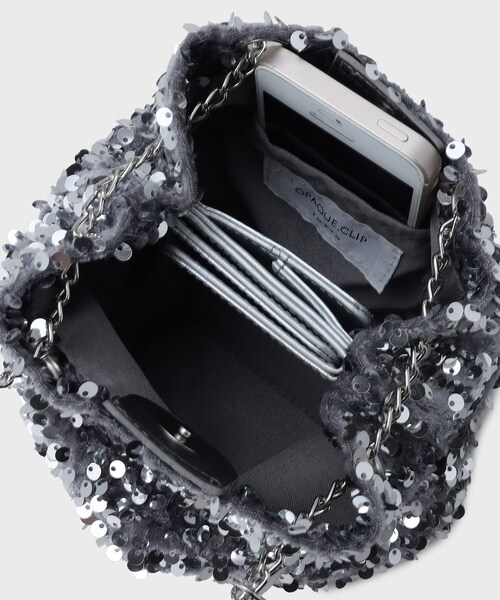 OPAQUE.CLIP(オペークドットクリップ)の「◆《新色追加》シャイニー巾着ショルダーバッグ【軽量/2WAY】(ショルダーバッグ・レディース・ブラック/グレー/ホワイト系3/ゴールド系その他/チャコール/ブラック系/ピンク系1・00)」の17枚目の写真