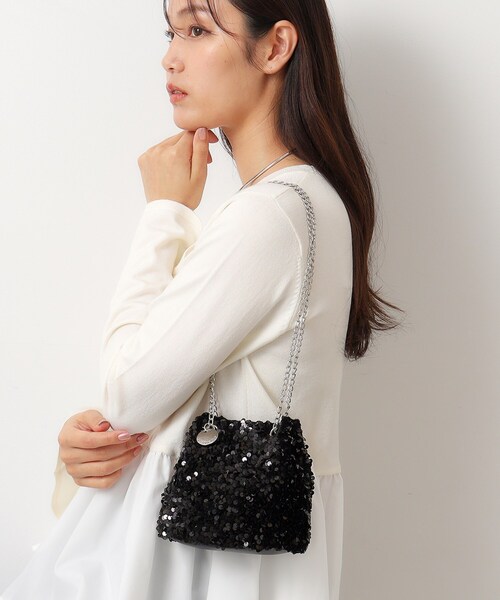 OPAQUE.CLIP(オペークドットクリップ)の「◆《新色追加》シャイニー巾着ショルダーバッグ【軽量/2WAY】(ショルダーバッグ・レディース・ブラック/グレー/ホワイト系3/ゴールド系その他/チャコール/ブラック系/ピンク系1・00)」の18枚目の写真