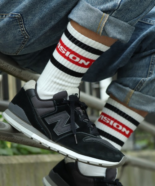 VISION STREET WEAR(ヴィジョンストリートウェア)の「【VISION STREET WEAR/ヴィジョンストリートウェア】ラインロゴ ミドルスケーターソックス(ソックス/靴下・メンズ・ホワイト系1/ホワイト系2/ホワイト系3・25~27cm/23~25cm)」の1枚目の写真