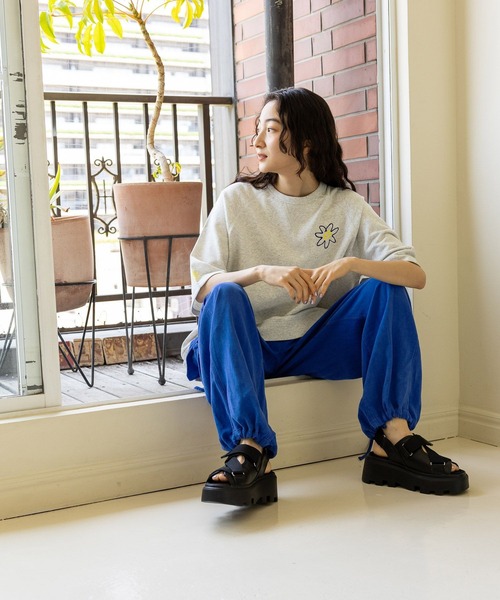 niko and...(ニコアンド)の「アソート刺繍半袖プルオーバー(Tシャツ/カットソー・レディース・ブルー/グレー/ナチュラル・SHORT/TALL)」の9枚目の写真