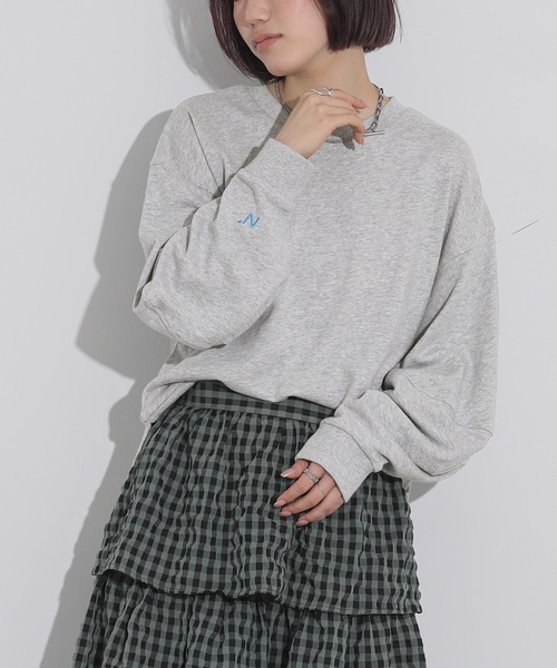 n'OrLABEL(ノアールレーベル)の「『立体袖ワンポイント刺繍スウェット』(スウェット・レディース・ネイビー/ボルドー/杢グレー/グレイッシュブルー・2/1)」の2枚目の写真