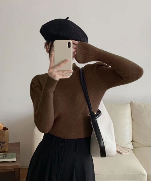 kirakiraShop(キラキラショップ)の「ボトルネック パワーショルダー ニット(ニット/セーター・レディース・ブラック/ライトベージュ/ホワイト/ブラウン/グリーン/パープル・FREE)」の7枚目の写真