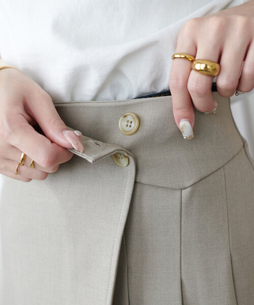 DISCOAT（ディスコート）の「プリーツ切替ラップミニスカート（スカート・レディース・ベージュ/グレー・FREE）」の6枚目の写真