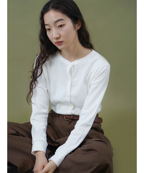 FIKA.(フィーカ)の「Cotton crew neck cardigan(カーディガン/ボレロ・レディース・オフホワイト/チャコール/ベージュ系その他7/グリーン系その他3/フューシャピンク/ブラック・FREE)」の1枚目の写真