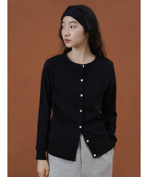 FIKA.(フィーカ)の「Cotton crew neck cardigan(カーディガン/ボレロ・レディース・オフホワイト/チャコール/ベージュ系その他7/グリーン系その他3/フューシャピンク/ブラック・FREE)」の2枚目の写真