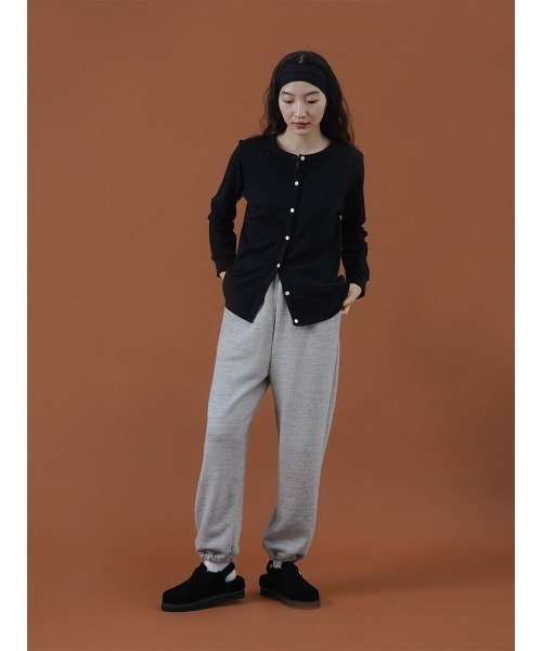 FIKA.(フィーカ)の「Cotton crew neck cardigan(カーディガン/ボレロ・レディース・オフホワイト/チャコール/ベージュ系その他7/グリーン系その他3/フューシャピンク/ブラック・FREE)」の16枚目の写真