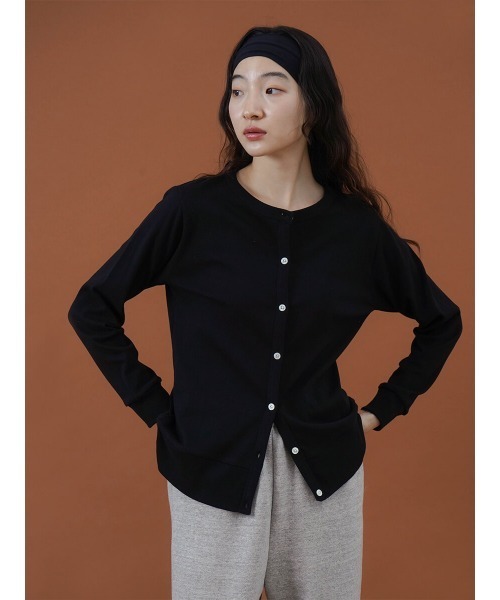 FIKA.(フィーカ)の「Cotton crew neck cardigan(カーディガン/ボレロ・レディース・オフホワイト/チャコール/ベージュ系その他7/グリーン系その他3/フューシャピンク/ブラック・FREE)」の12枚目の写真