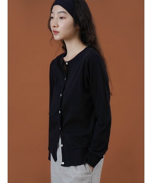 FIKA.(フィーカ)の「Cotton crew neck cardigan(カーディガン/ボレロ・レディース・オフホワイト/チャコール/ベージュ系その他7/グリーン系その他3/フューシャピンク/ブラック・FREE)」の13枚目の写真