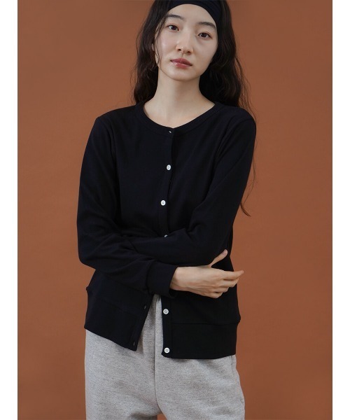 FIKA.(フィーカ)の「Cotton crew neck cardigan(カーディガン/ボレロ・レディース・オフホワイト/チャコール/ベージュ系その他7/グリーン系その他3/フューシャピンク/ブラック・FREE)」の14枚目の写真