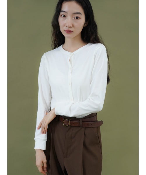 FIKA.(フィーカ)の「Cotton crew neck cardigan(カーディガン/ボレロ・レディース・オフホワイト/チャコール/ベージュ系その他7/グリーン系その他3/フューシャピンク/ブラック・FREE)」の7枚目の写真