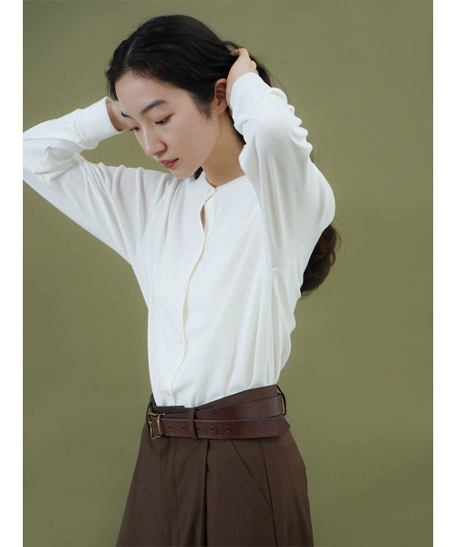 FIKA.(フィーカ)の「Cotton crew neck cardigan(カーディガン/ボレロ・レディース・オフホワイト/チャコール/ベージュ系その他7/グリーン系その他3/フューシャピンク/ブラック・FREE)」の8枚目の写真
