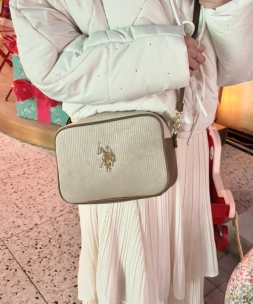 U.S. POLO ASSN.(ユーエスポロアッスン)の「【U.S. POLO ASSN.】 ユーエスポロアッスン コーデュロイ クロスボディショルダーバッグ USPA-2728(ショルダーバッグ・レディース・ブルー系その他/ベージュ系その他/ホワイト/ブラック/イエロー系その他/オレンジ系その他/オフホワイト/ブラック×ブラック/グレー/ネイビー系/レッド系その他/モカ・FREE)」の21枚目の写真