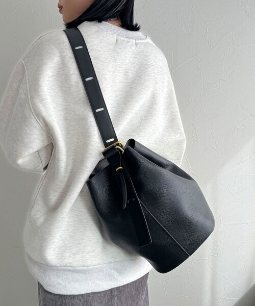 fredy emue（フレディエミュ）の「ソフトホーボー2WAYバッグ（ハンドバッグ・レディース・ブラック/ベージュ・FREE）」の2枚目の写真