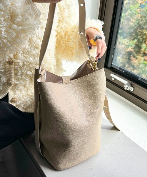 fredy emue（フレディエミュ）の「ソフトホーボー2WAYバッグ（ハンドバッグ・レディース・ブラック/ベージュ・FREE）」の5枚目の写真