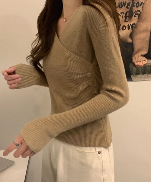 2ly2(トゥーリートゥー)の「韓国スタイル Vネッククロスデザイン スリムフィットセーター(ニット/セーター・レディース・ホワイト/アイボリー/ブラック/ベージュ・FREE)」の15枚目の写真