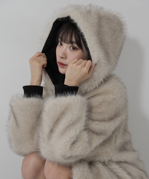 me+em select(ミームセレクト)の「【 リバーシブル2WAY】ビッグフーディボリュームフェイクファーブルゾン / Reversible big hoodie volume fake fur blouson(その他アウター・レディース・ブラック・FREE)」の2枚目の写真