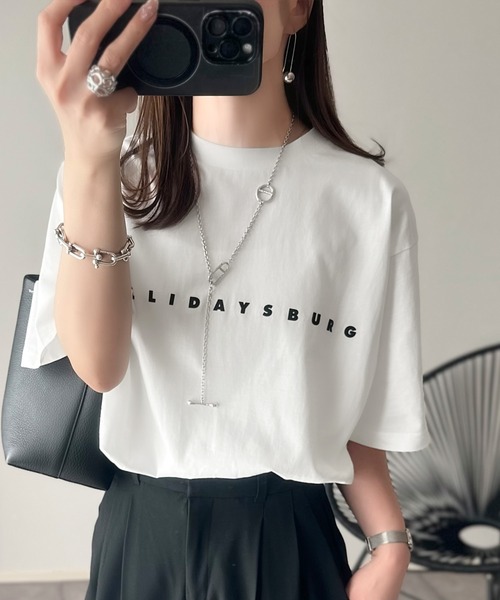 大人の上品カジュアルを楽しむ。シルケット風シンプル英字ロゴT