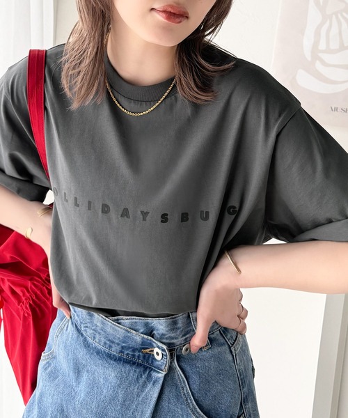 大人の上品カジュアルを楽しむ。シルケット風シンプル英字ロゴT