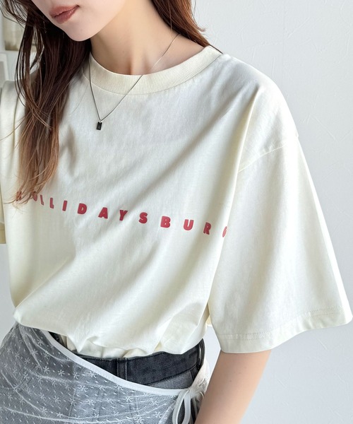 大人の上品カジュアルを楽しむ。シルケット風シンプル英字ロゴT