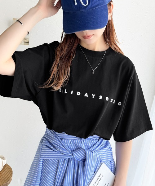 大人の上品カジュアルを楽しむ。シルケット風シンプル英字ロゴT