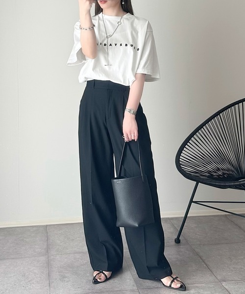 大人の上品カジュアルを楽しむ。シルケット風シンプル英字ロゴT