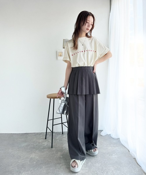 大人の上品カジュアルを楽しむ。シルケット風シンプル英字ロゴT