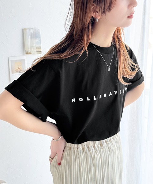 大人の上品カジュアルを楽しむ。シルケット風シンプル英字ロゴT