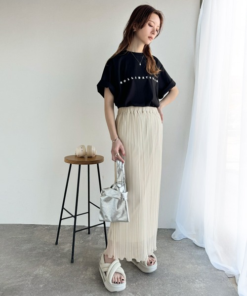 大人の上品カジュアルを楽しむ。シルケット風シンプル英字ロゴT