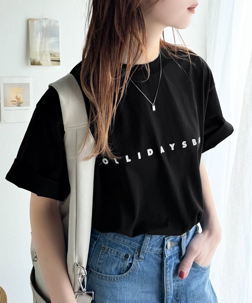 大人の上品カジュアルを楽しむ。シルケット風シンプル英字ロゴT