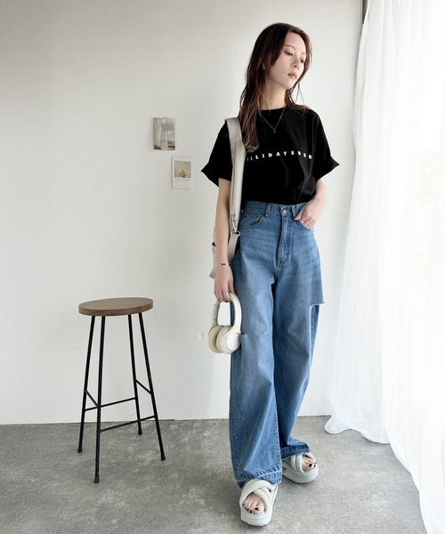 大人の上品カジュアルを楽しむ。シルケット風シンプル英字ロゴT