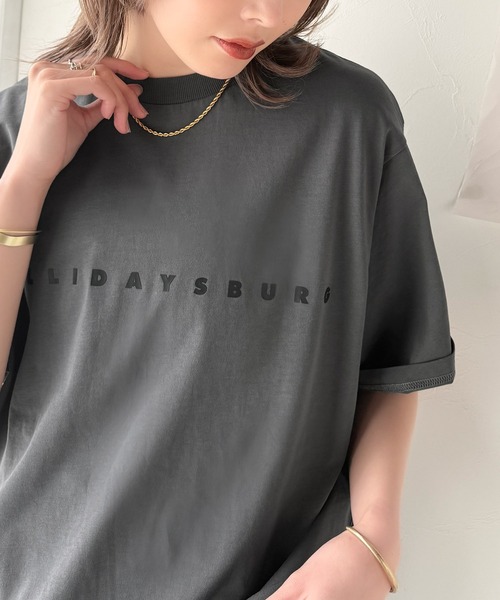 大人の上品カジュアルを楽しむ。シルケット風シンプル英字ロゴT