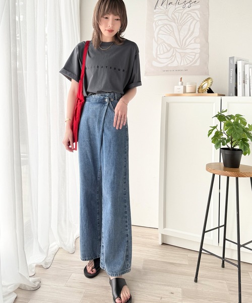 大人の上品カジュアルを楽しむ。シルケット風シンプル英字ロゴT