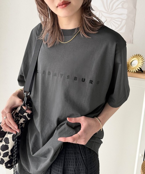 大人の上品カジュアルを楽しむ。シルケット風シンプル英字ロゴT